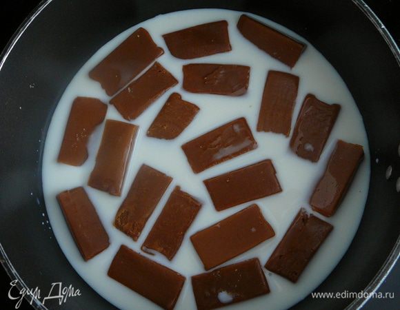 Конфеты растопить в молоке на слабом огне и слегка остудить.