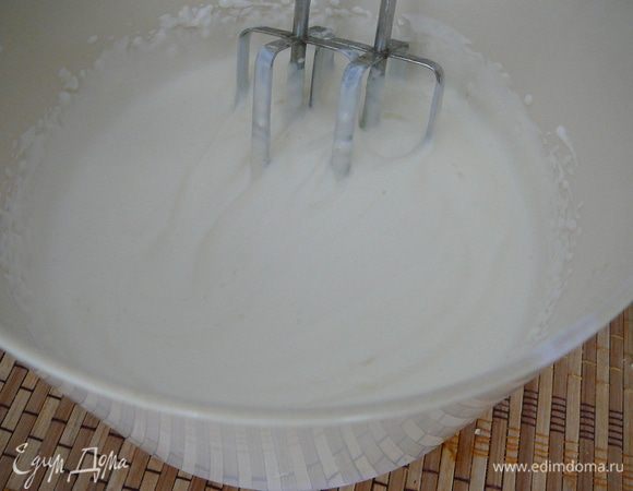 Смешать в блендере творог, сметану и сахар. Творог я делала сама из кефира, Рецепт здесь http://www.edimdoma.ru/retsepty/42531-domashniy-tvorog