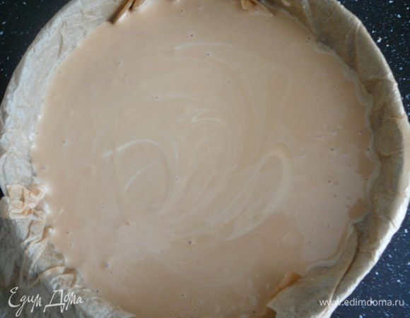 Выложить получившуюся массу на корж из печенья. Поставить готовый чизкйк в холодильник на 3-4 часа. 