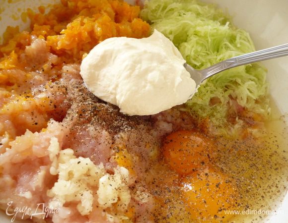 Приготовим фарш:Репчатый лук нарезать полукольцами,морковь натереть на крупной терке и слегка обжарить их на растительном масле.остудить,пропустить через мясорубку вместе с куриным филе.Кабачок почистить и натереть на терке мелкой стружкой,хорошо отжать от сока,добавить к фаршу.Добавить сметану,яйца,измельченный чеснок,овсяные хлопья,посолить и поперчить.