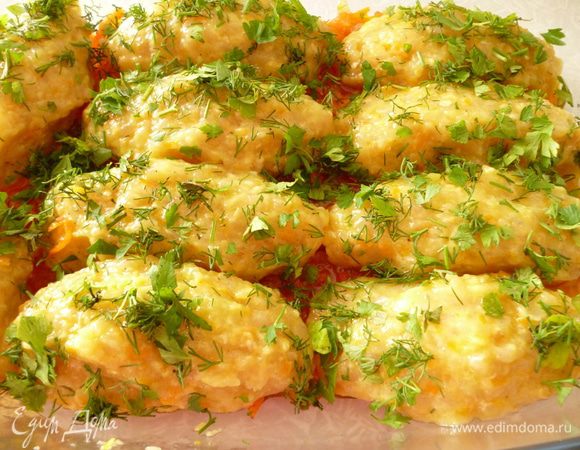 Берем форму для запекания(у меня стеклянная),на дно выкладываем чуть больше половины овощной заправки,затем формуем из фарша продолговатые котлетки и выкладываем их поверх овощей,посыпаем зеленью.