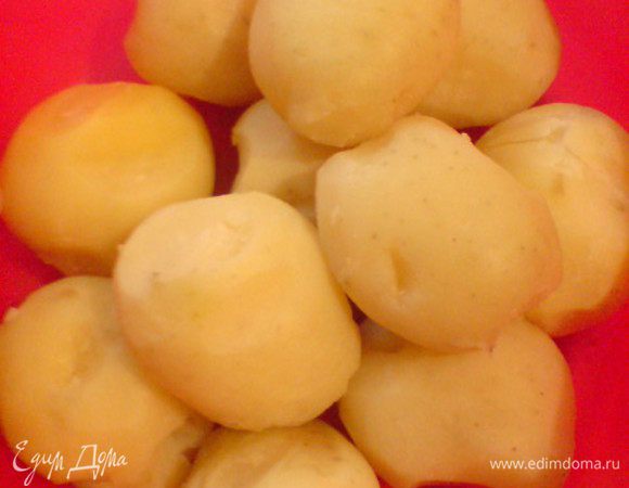 Картошку вымыть и сварить в мундире, добавив в воду тмин. Почистить.