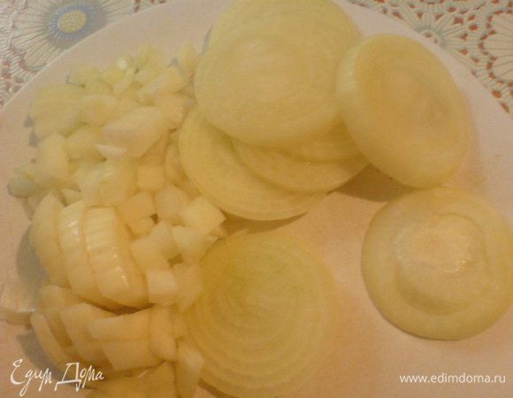 Лук почистить. Одну луковицу нарезать кубиками вместе с окороком, а другую -  кольцами.