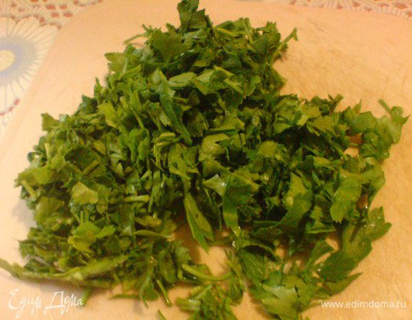 Вымыть и измельчить петрушку.