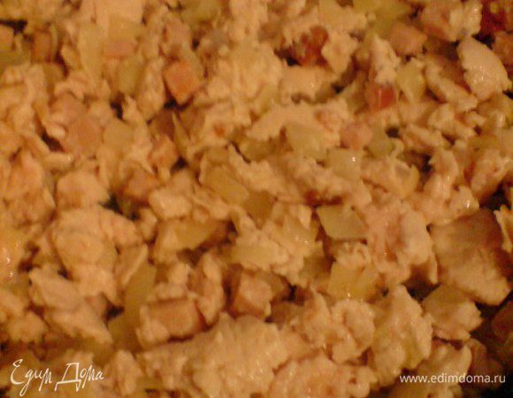 Положить фарш, жарить до полной его готовности. 