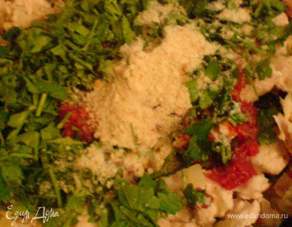 Добавить щедрую щепотку соли, перец, томатную пасту, петрушку и сухари. Тщательно все перемешать.