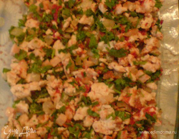 Жаропрочную форму смазать оливковым маслом. Выложить фарш.