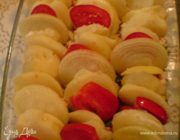 Сверху  вертикально разложить  картошку, немного вставляя ее в фарш. Между картошкой повставлять кольца лука и ломтики помидоров.