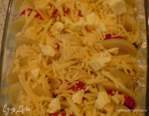 Присыпать сыром и разбросать кусочки сливочного масла. Выпекать 25 минут.