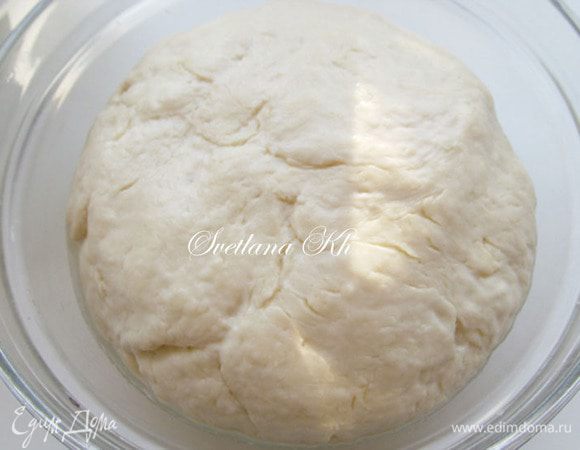 Замешайте дрожжевое тесто из всех продуктов, поставьте в теплое место и дайте ему подойти.