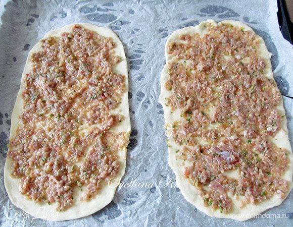 Лепешку смажьте молоком (я не смазывала) и тонко слоем распределите фарш. Выпекайте при 220–240°C 5–8 минут.