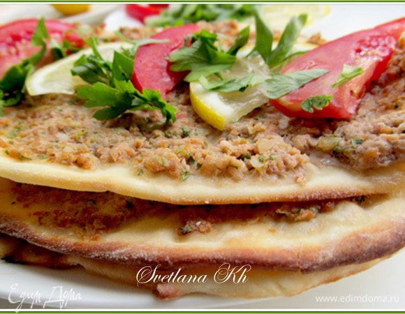 Готовые лепешки положите друг на друга. Подавайте с помидорами, лимоном и петрушкой. Каждую лепешку полейте лимонным соком и посыпьте листочками петрушки (другая зелень не годится), сверху положите ломтики помидоров. Сворачивайте рулетиком и ешьте. Очень вкусно. Слышала, что лахмаджун едят со сметаной или кефиром, но это будет уже совсем другой вкус.