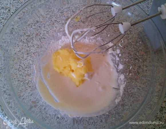 Затем добавить топлёное масло и оставшуюся сахарную пудру.
Хорошенько взбить.