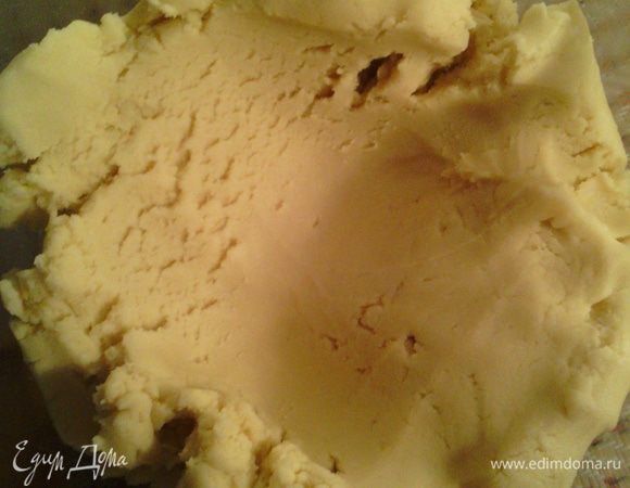 Постепенно добавлять муку. Когда тесто станет достаточно густым, перейти на ручной замес. Тесто получится очень эластичным, мягким и нежным, интересной фактуры (так и должно быть).