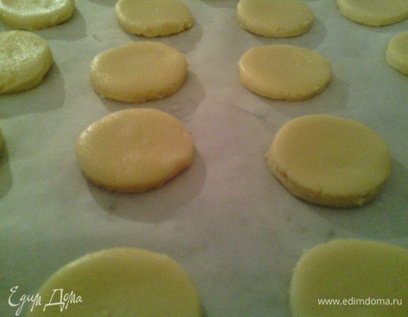 Вырезаем формочкой кружочки и осторожно перекладываем на выстеленный бумагой противень (тесто очень нежное). Раскладываем их на расстоянии 3-4 см друг от друга (они увеличатся в размере).
Ставим в духовку, разогретую до 150°C на 20 минут (у меня газовая духовка).
