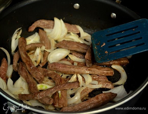 Разогреть олив.масло в жаровне или на сковороде с толстыми стенками.Добавить говядину,готовить 4 мин. примерно. Затем лук, готовить 7 мин. или пока лук не станет золотисто-мягким. Добавить чеснок и готовить еще 1 мин. Добавить муку  и готовить еще 2 мин.