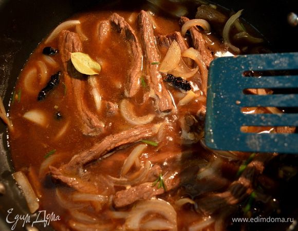 Затем добавляем воду и следущие 9 ингридиентов. Убавляем огонь, закрываем крышкой и готовим 1 час примерно. Снимаем крышку и готовим еще на медленном огне 30 мин.