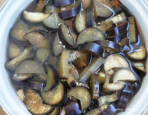 Сварите маринад — в воду добавьте соль, сахар, уксус и растительное масло. Слейте выделившийся сок. В кипящий маринад положите баклажаны.