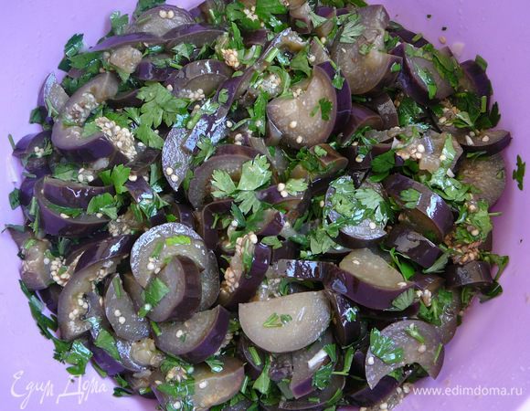 Перемешайте баклажаны с зеленью и чесноком. Дайте настояться и можно есть. Хранить в холодильнике. Приятного аппетита!