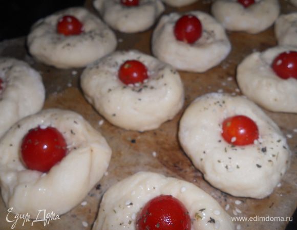 разделить тесто на лепешки,дать им постоять 20мин,затем в каждой хорошо надавливая сделать углубление,положить помидорку черри,посыпать прованскими травами,кунжутом и смазать все лепешки оливковым маслом,выпекать при т.200 около 20мин