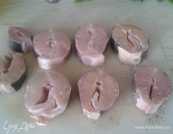 Удалить шипы с кожи, выпотрошить. Осетра нарезать на стейки толщиной 3-4 см. Посолить, поперчить, сбрызнуть оливковым маслом, дать полежать 10 мин.