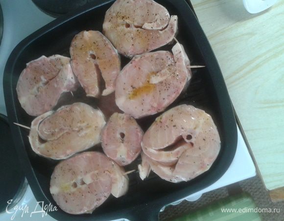 Края брюшка сложить и скрепить зубочисткой. Разогреть сковороду гриль от Tefal и на сухую сковороду выложить рыбу.