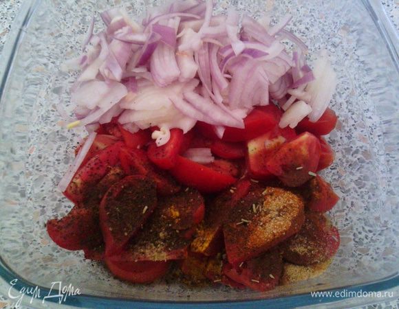 Помидоры нарезать дольками, лук - полукольцами. Добавить пряности.
Посолить. Присыпать сахаром (особенно, если помидоры кислые)
