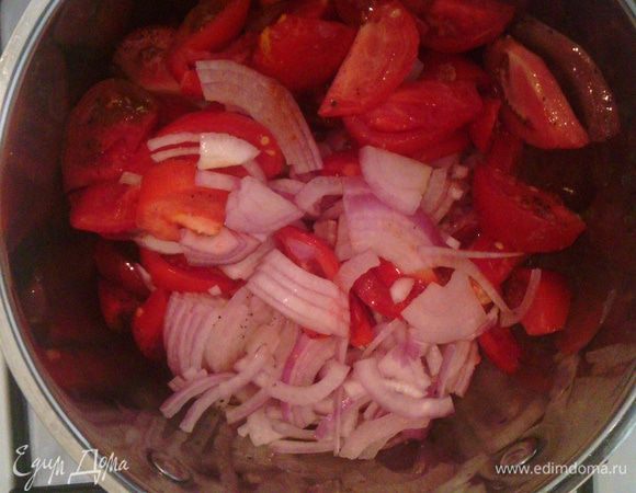 В кастрюлю налить немного масла и поставить на огонь. Выложить туда овощи со специями и пусть тушатся на небольшом огне (они начнут пускать сок).
