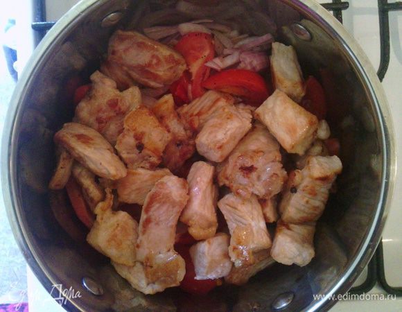 Мясо нарезать кусочками и обжарить на сковороде  в небольшом количестве масла на сильном огне, чтобы подрумянилось (5-7 мин.). 
После этого, мясо переложить к овощам, посолить, поперчить и добавтиь лавровый лист.