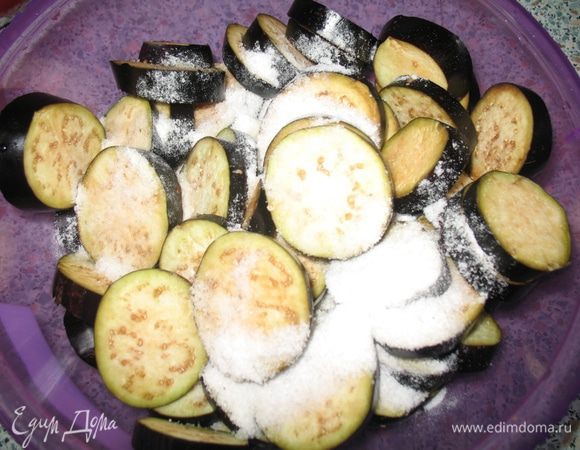 Посыпаем солью на 1 кг - 100 г соли. Одна столовая ложка это 25-30 г. Перемешиваем тщательно и оставляем их на час.