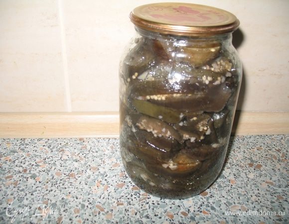 Складываем их в стерилизованные банки, пересыпая чесноком, заливая маслом. Крышки и банки должны быть простерилизованы. Ни уксуса, ни соли не добавляем. Баклажаны не пастеризуем. Этот рецепт я впервые попробовала этим летом. Из 5 кг получается 5 литровых банок. Баклажаны нужно проварить 15 минут! И использовать уксус 9%.

