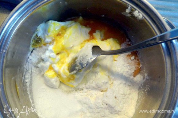 Включить разогреваться духовку на 190*. Приготовить тесто: Яйца разделить на белки (в мисочку) и желтки (в кастрюльку). К яичным желткам добавить половину сахара, ванильный сахар, творог, разрыхлитель, муку и крахмал.