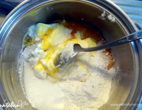 Включить разогреваться духовку на 190*.
Приготовить тесто: 
Яйца разделить на белки (в мисочку) и желтки (в кастрюльку). К яичным желткам добавить половину сахара, ванильный сахар, творог, разрыхлитель, муку и крахмал. 