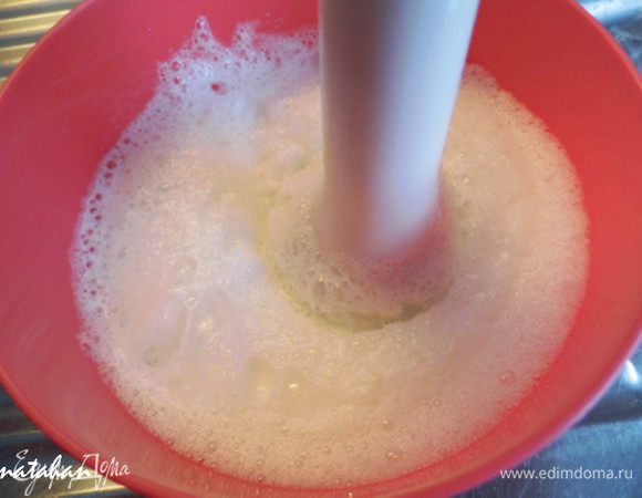 Яичные белки взбить со второй половиной сахара.