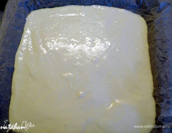 Взбитые белки аккуратно ложкой вмешать в творожную массу, которую затем вылить в застеленный пекарской бумагой противень. Тесто разровнять. Противень поставить в разогретую до 190* духовку на 20-25 минут. 