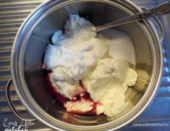 Приготовить крем: В кастрюльке соединить все ингредиенты для крема.