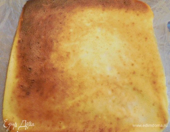 Необходимо почаще заглядывать в духовку (!через стекло!): как только пласт теста начнёт "загорать" - сразу достать противень и стащить с него пекарскую бумагу вместе с тестом.