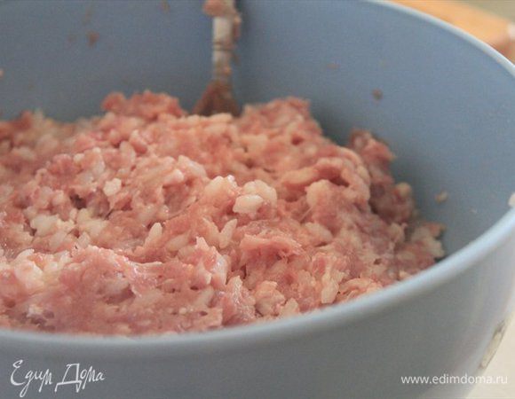 Мясо перекручиваем на мясорубке, перемешиваем с рисом, солим и перчим. Добавляем специи.(по вкусу)