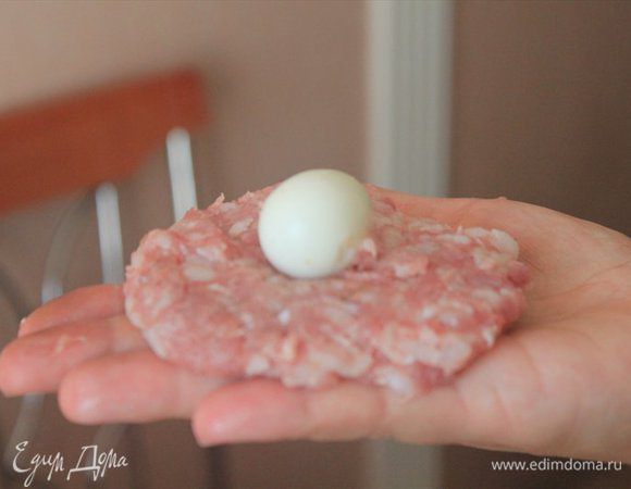  Сформировать тефтель, приплюснуть руками, чтобы получился диск. В середину положить отваренное перепелиное яйцо. 