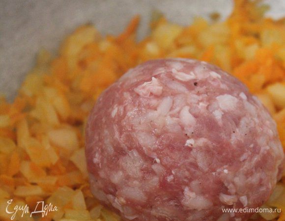 На дно кастрюли положить третью часть лука и моркови. Потом слой тефтелек. Потом опять слой овощей. (чтобы поджаренный лучок и морковочка полностью покрыли наши тефтелечки)