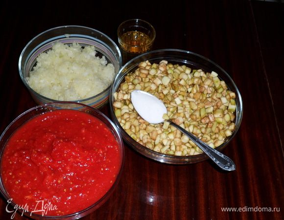 Нарезать очищенные баклажаны присыпать солью на 20 минут, затем промыть. Пока баклажаны отдают всю горечь соли, сбланшировать томаты, очистить от кожицы и измельчить в блендере. Затем, почистить лук и также пропустить его через блендер. Промыть баклажаны от соли.