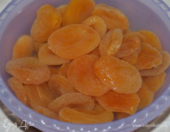 Курагу залить кипятком. Слить воду и хорошо дать стечь.