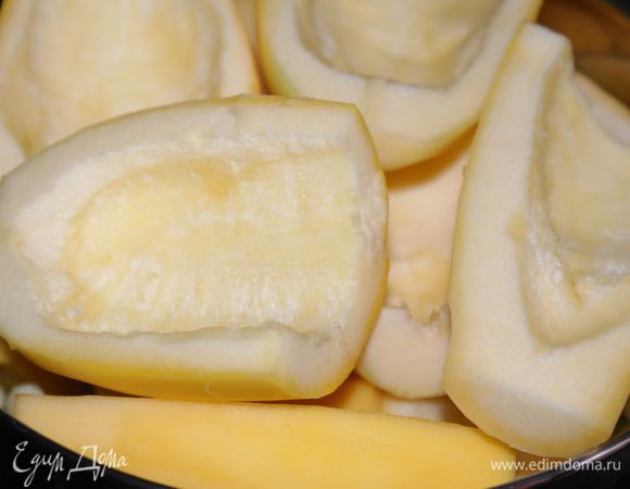 Кабачки очистить от кожуры и удалить семена.