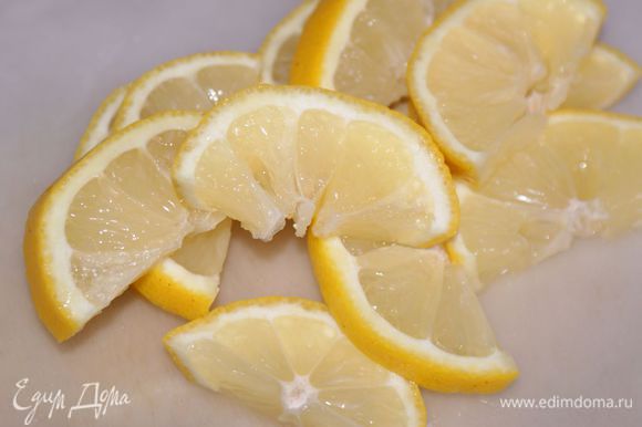 Лимон нарезать в произвольном виде и удалить все косточки.