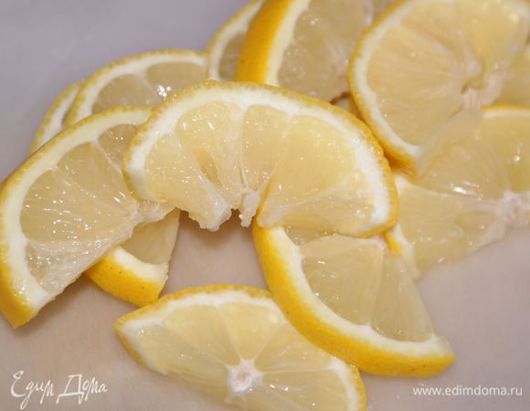 Лимон нарезать в произвольном виде и удалить все косточки.