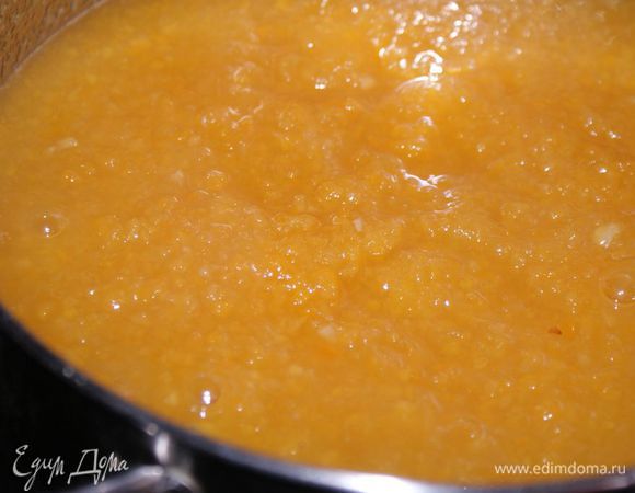 Поставить на огонь и постоянно помешивая довести смесь до кипения. После этого снизить огонь и варить 30-40 минут. Если смесь получилась густой или кабачки были твердыми, можно влить немного воды (но это по желанию). Варить варенье до загустения.