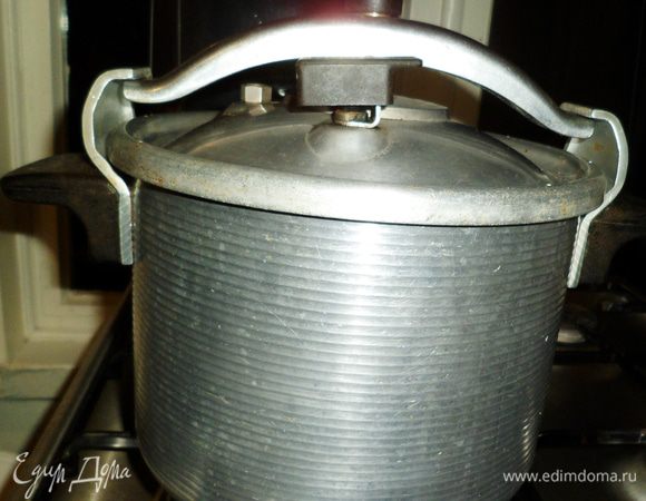 Закрыть скороварку, установив температуру пара на 120*С. Поставить на 5 минут на высокий огонь, а затем на 45-50 минут на небольшой огонь. Через 45-50 минут отключить и подержать с закрытой крышкой 10 минут. 

Внимание! Соблюдайте технику безопасности и не открывайте крышку скороварки сразу после того, как Вы отключили огонь под ней. Необходимо подождать 10 минут, открыть клапан и выпустить пар. 