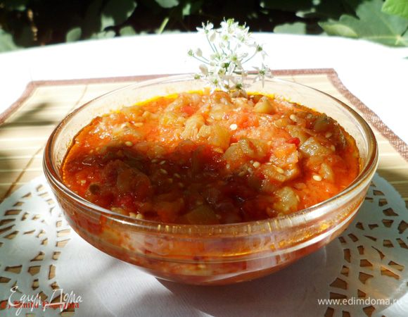 Разложить по стерилизованным банкам.  Зимой открыть и получать как эстетическое наслаждение, так  и наслаждение вкусом.

Если Вы не собирались закрывать икру, а сделали её для того, чтобы просто съесть её с родными в ближайшие дни, то выложить икру в стеклянную посуду.

Приятного аппетита!