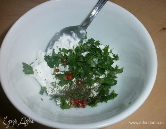 Творог смешать с зеленью. При необходимости посолить.
Две пластинки желатина замочить в воде.
Половину (100 мл) сливок подогреть и ввести размягченный желатин.
Ввести сливки с желатином в творожную массу и вымешать до однородности.
Наполнить формочки наполовину. Постучать немного формочкой по поверхности стола, чтобы не было пустот с воздухом.
Поставить в холодильник на 1 час.