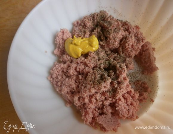 Ветчину смолоть в блендере.
Добавить соль, перец. горчицу, водку.
Оставшиеся две пластинки желатина замочить в воде и ввести в оставшиеся 100 мл. подогретых сливок. Вымешать в однородный крем.